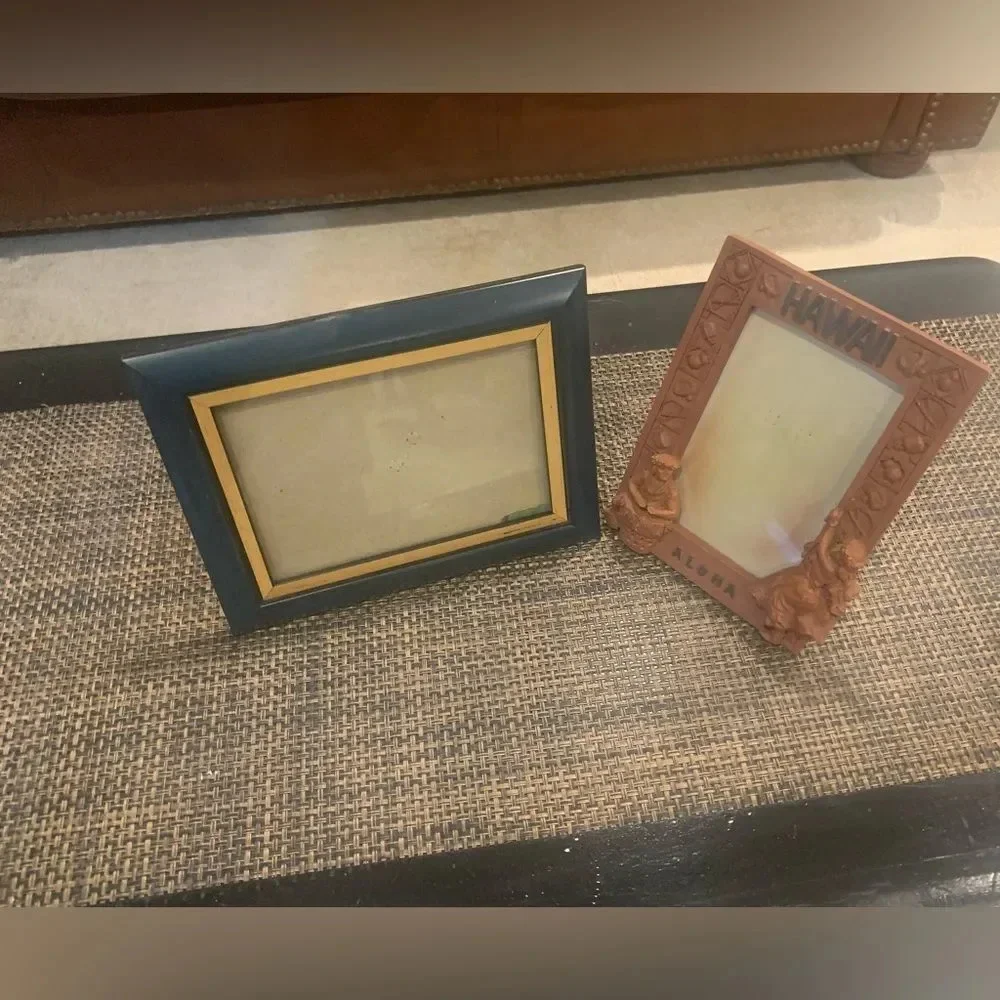 Set‎ of 2 Hawaii/navy picture frames - timeless charm!